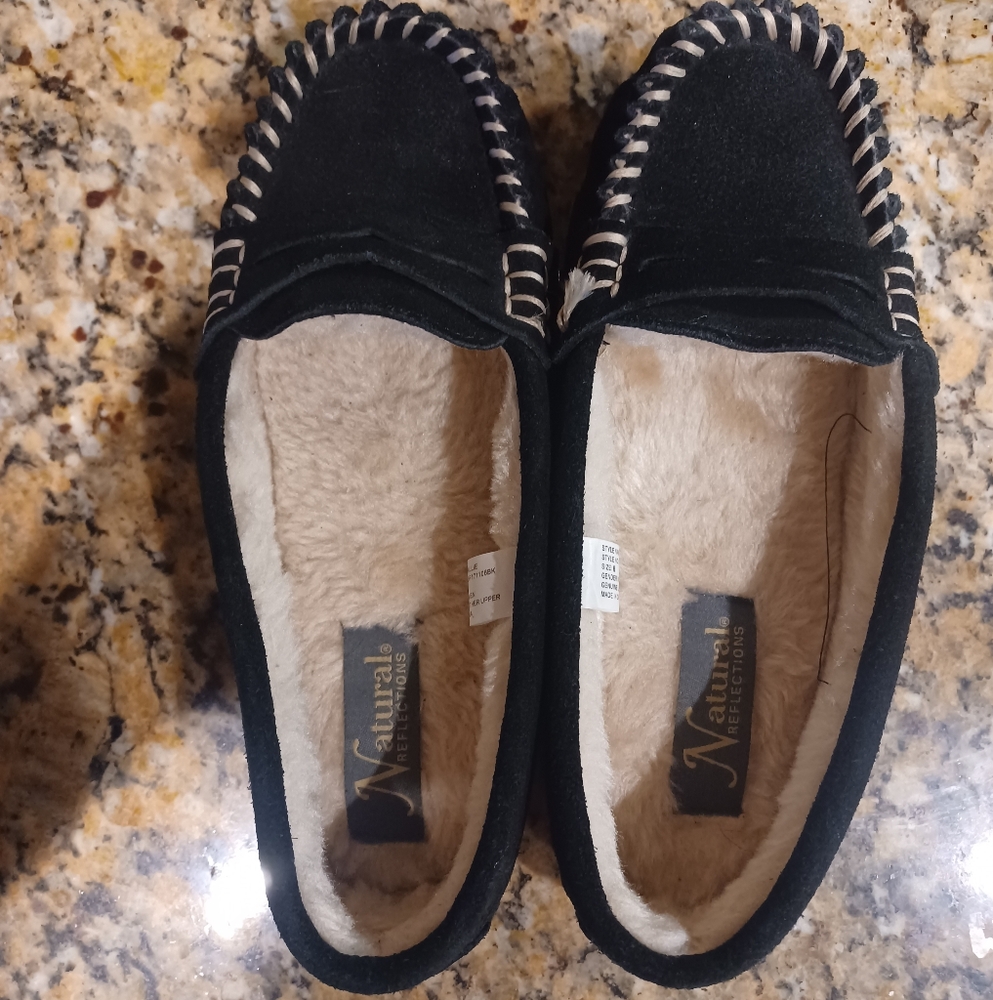 Suede slippers with faux fur lining